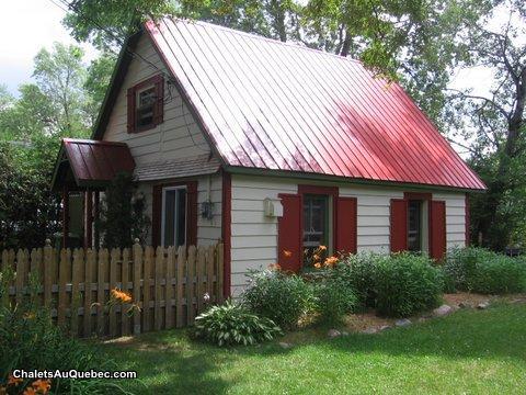 À proximité de Mont-Tremblant-AU BORD DE LA RIVIERE ROUGE - 2 KAYAKS FOURNIS. Frais de ménage inclus