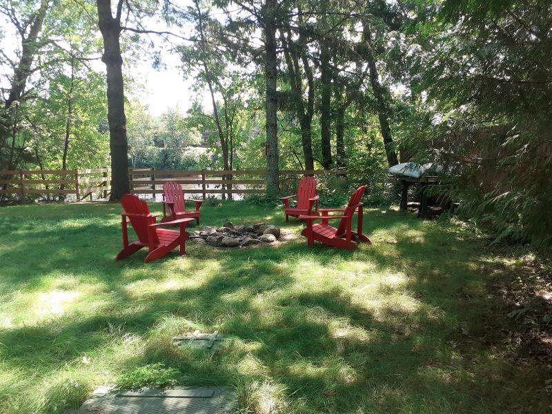 À proximité de Mont-Tremblant-AU BORD DE LA RIVIERE ROUGE - 2 KAYAKS FOURNIS. Frais de ménage inclus