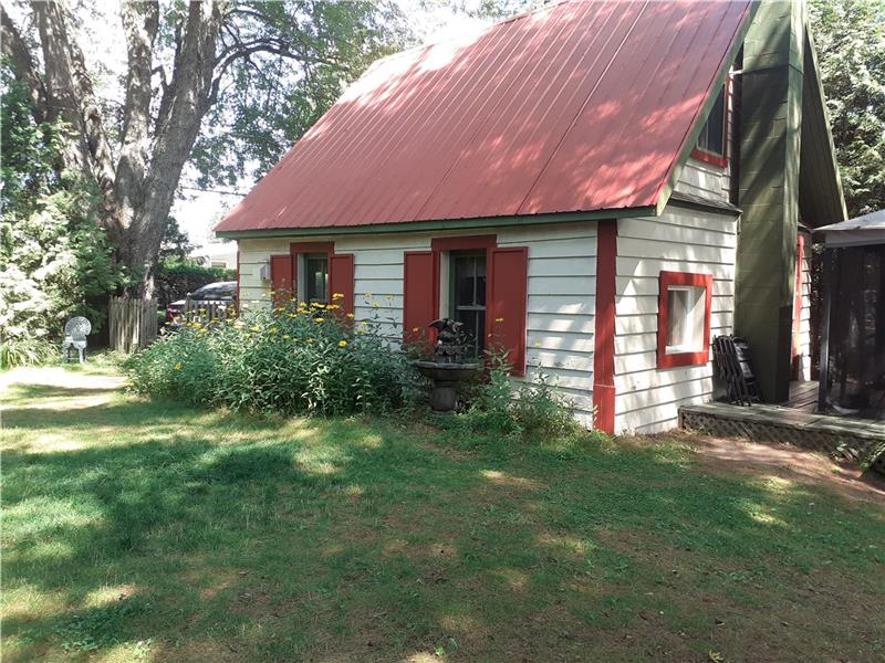 Near Mont-Tremblant - AT THE EDGE OF THE RED RIVER - WITH 2 KAYAKS. Cleaning fees included