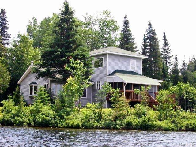 Chalet de la péninsule - Bord de lac intime au coeur des Laurentides