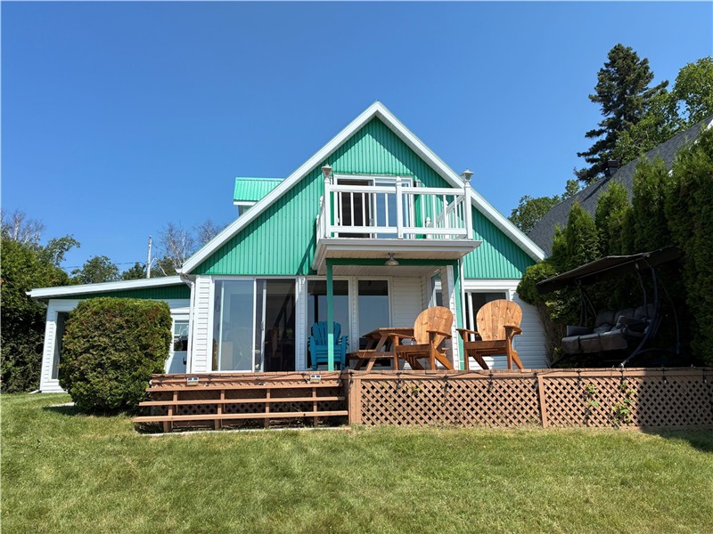 CHALET AVEC PLAGE PRIVÉE SUR LE LAC ST-JEAN
