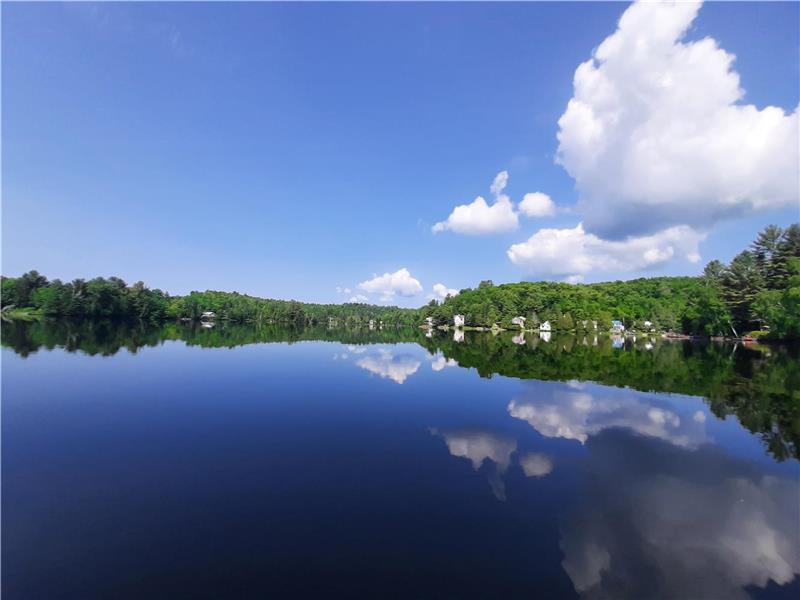 Chalet du lac et des Monts. Bord de l'eau.