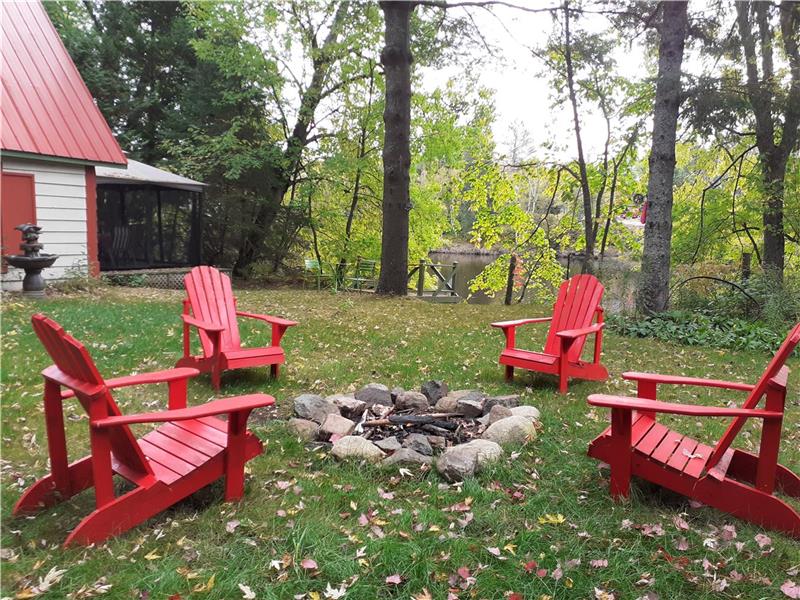 Near Mont-Tremblant- AT THE EDGE OF THE RED RIVER - WITH 2 KAYAKS. Cleaning fees included