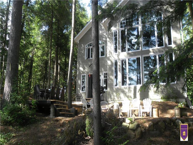 Rustic Chic-lake side-quiet-full nature-campfire-equipped kitchen-snowshoes-cross-country skiing