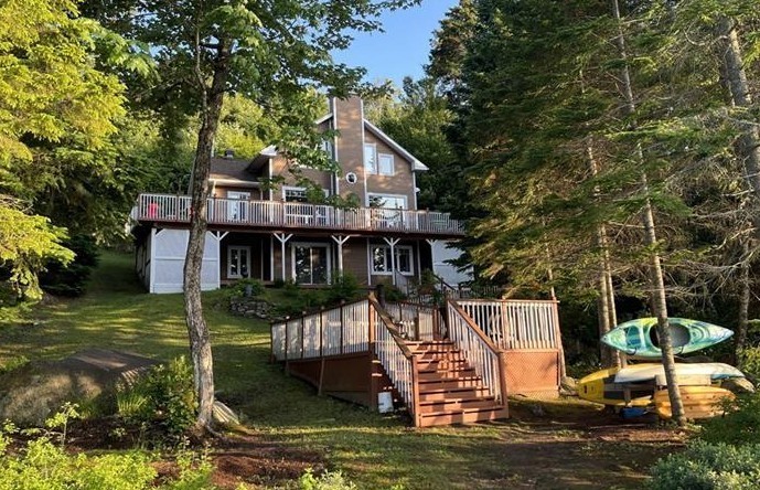 Chalet bord de l'eau dans le Domaine des Lacs!