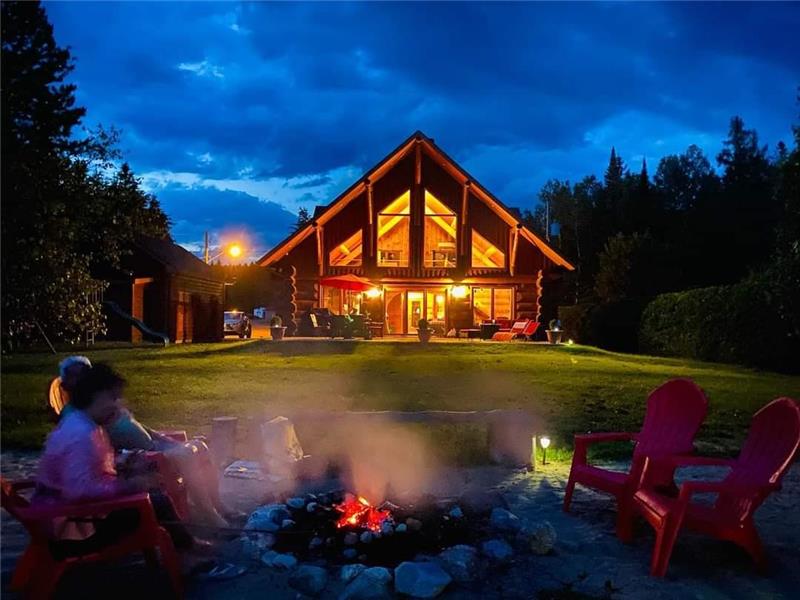 Le Jadanie Chalet - Log chalet for rent - Waterfront, lake, hot tub