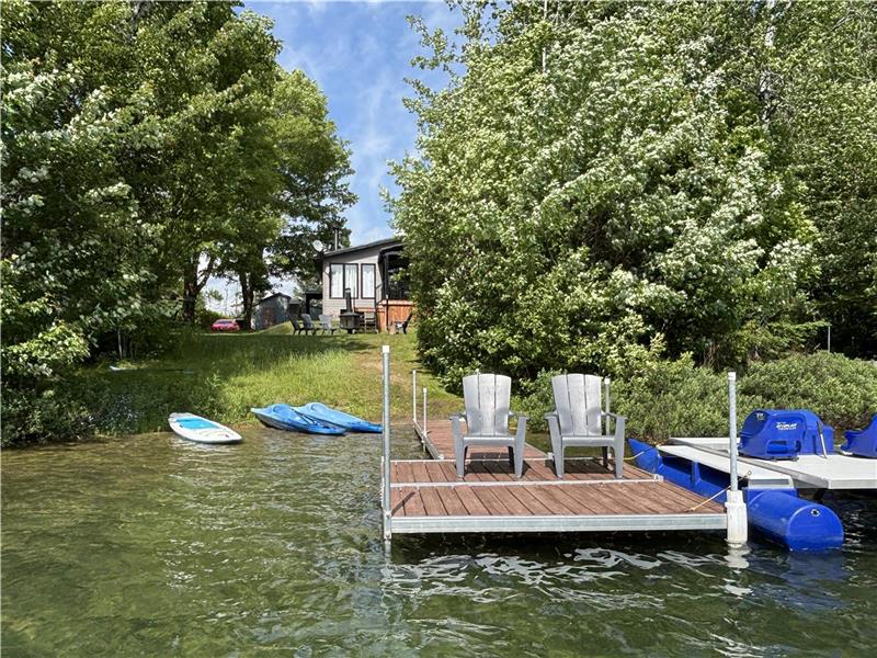 Chalet au bord d'un lac sans- moteur