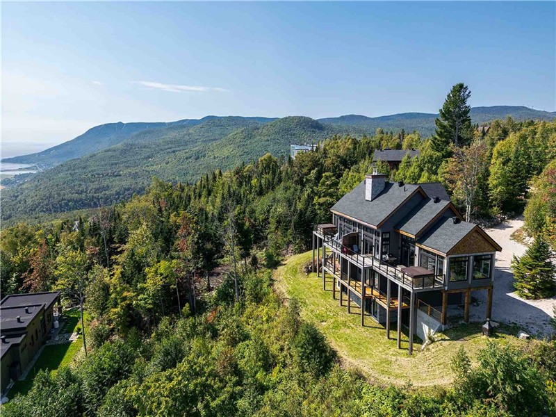 Mountain chalet with breathtaking views, special 2-night rate of $695+taxes through the end of may!