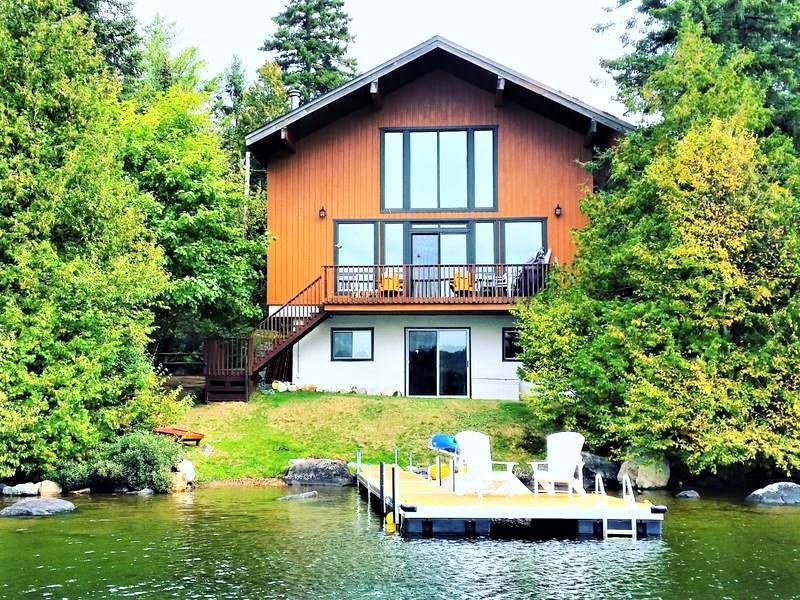 Chalet La Cathédrale d'Anvers, on the shores of Lake Sarrazin, with private beach.