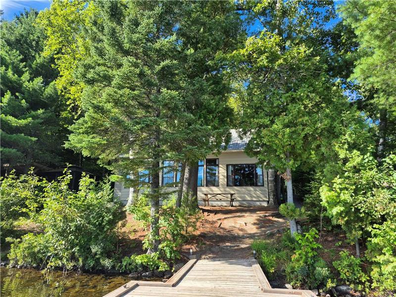 Rustic lakeside chalet with fireplace and spa