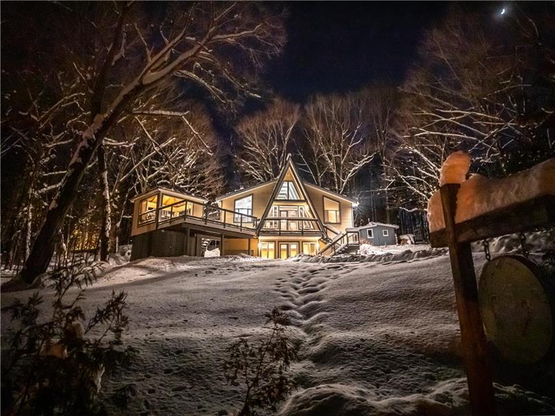 Chalet avec terrasse, grand terrain, accès à une plage privée du lac Maskinongé - Minimum 2 semaines