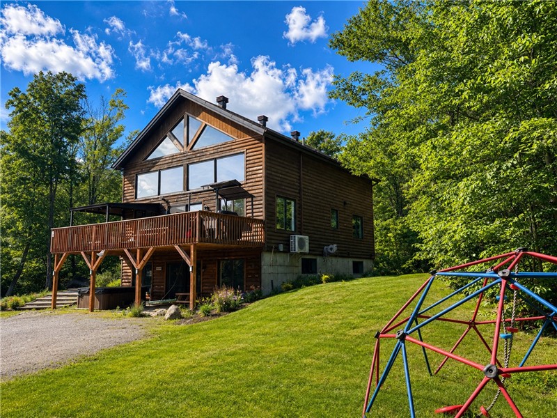 16-Person Luxury Chalet near St-Sauveur | Spa + Games | Chalet Belle Roche