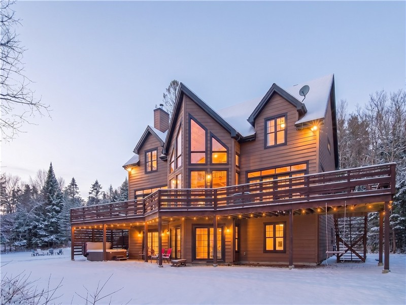 Chalet Phoenix with Private Dock on Lake Labelle Covid 19 Policy