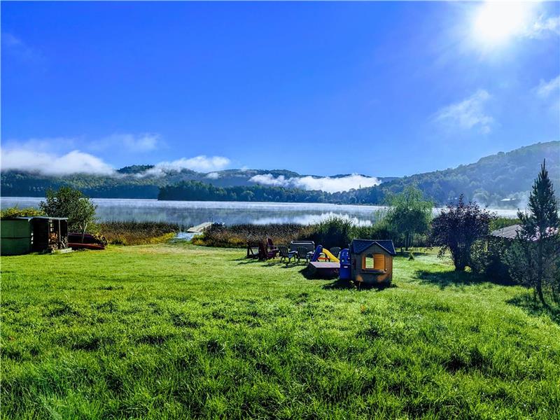 Grand chalet moderne, bord de l'eau, tout équipé, internet haute vitesse