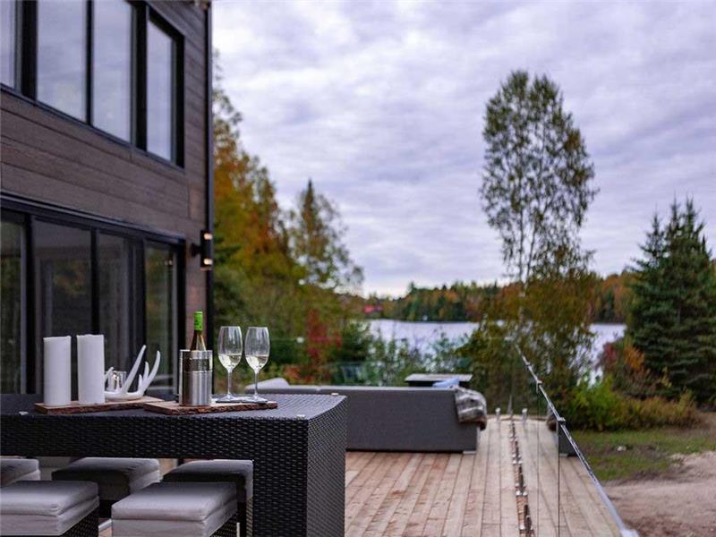 The Roselin On Lake Ouareau: Hot tub & Pool Table