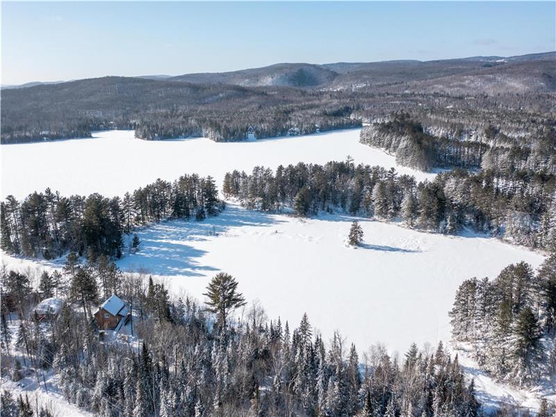 Bord de l?eau en forêt. Meublé à neuf.