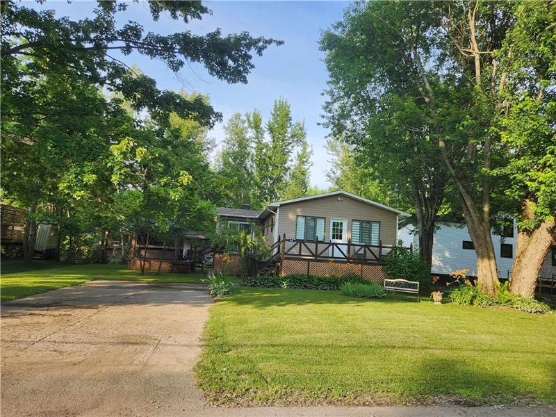 The intimist: Chalet for rent with lake access with spa