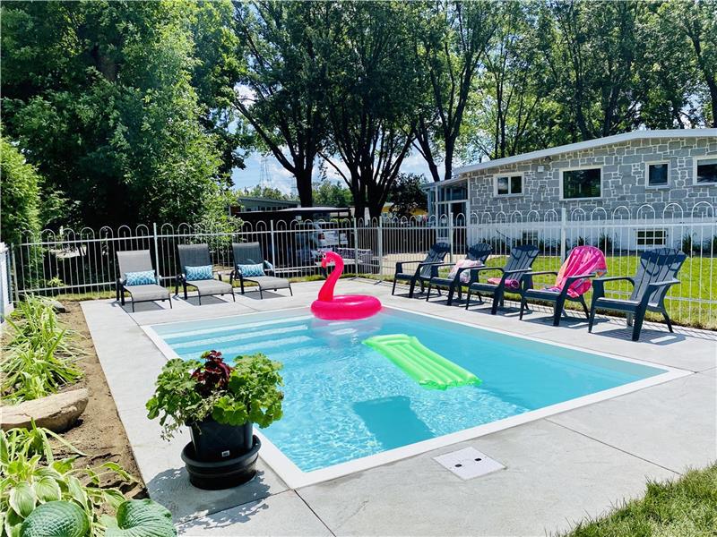 Luxury *POOL *  HOT TUB * A/C * firepit * bar *Electronic Basket * billard * 7 min. Quebec Downtown
