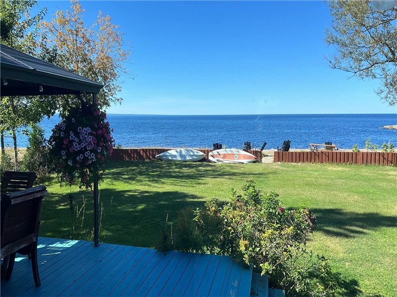 ***TERRAIN pour VANLIFE ...Plage privée directement sur le bord du Lac St-jean***