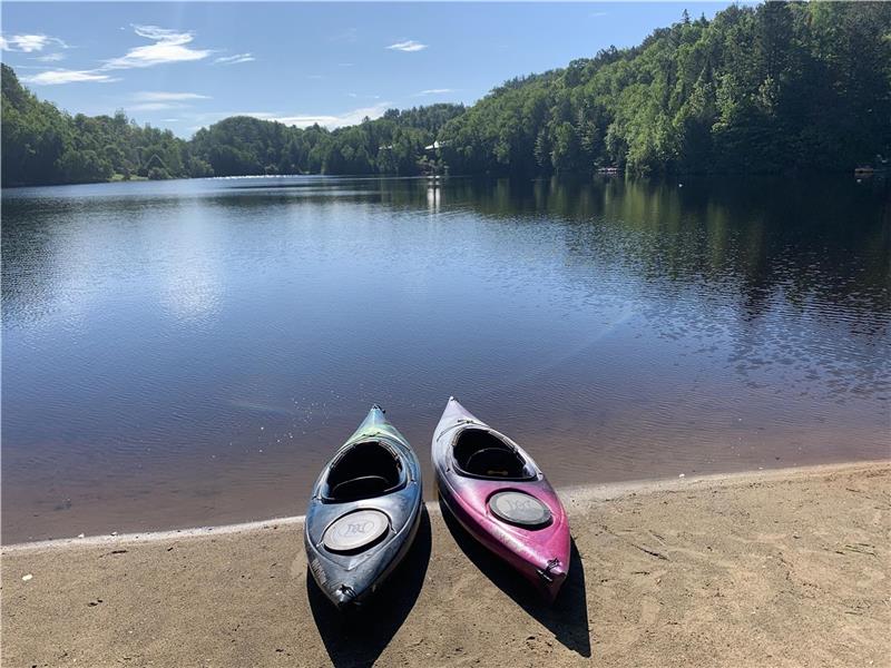 Le Paresseux – 3BR cottage steps from lake w/ kayaks, beach & firepit | 4.84/5 +100 Airbnb reviews