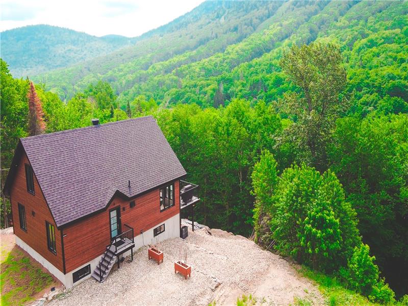 Le Grizzly | Ski Getaway • Spa • Pool Table