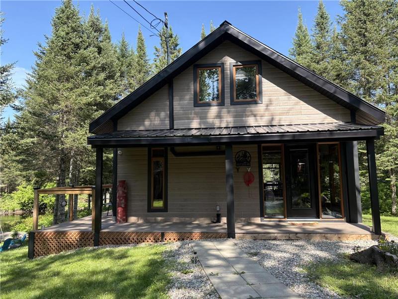 Chalet au bord de la rivière Kiamika à Chute-St-Philippe dans les Hautes-Laurentides.
