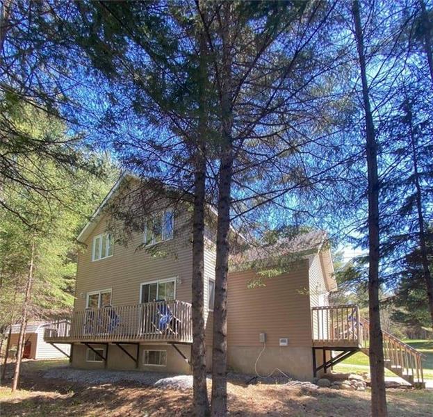 Astoria-Chalet with waterfront,Jacuzzi, Chertsey, Lanaudière, for 6, prix total 250 CAD/night
