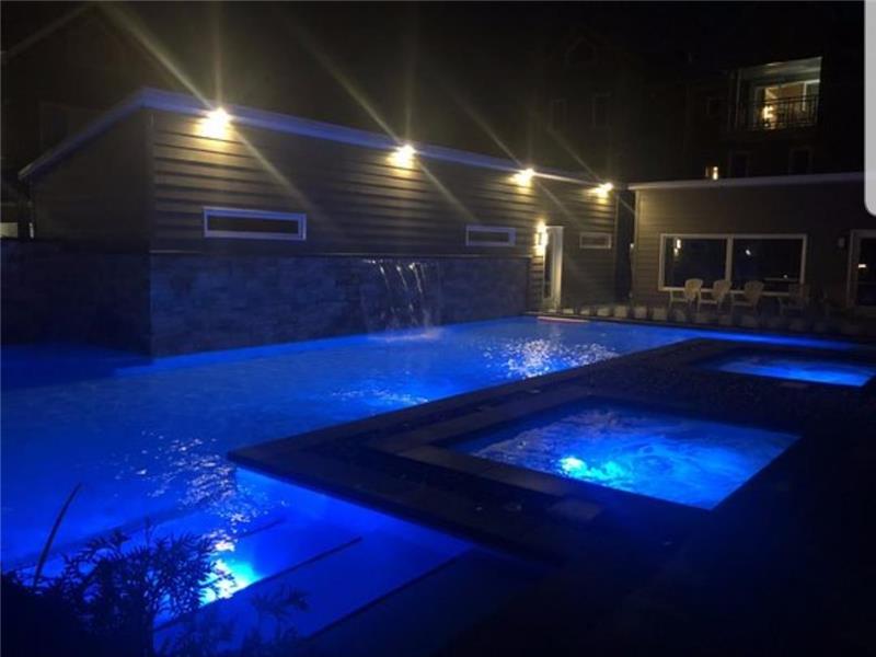 Chalets Plaisirs - L'Happy Hour - Condo près du Mont Sainte-Anne avec foyer et parc aquatique !