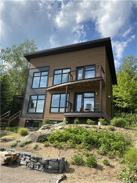 Magnifique maison avec vue sur le fleuve et la montagne du Massif, à 10 minutes de Baie Saint-Paul