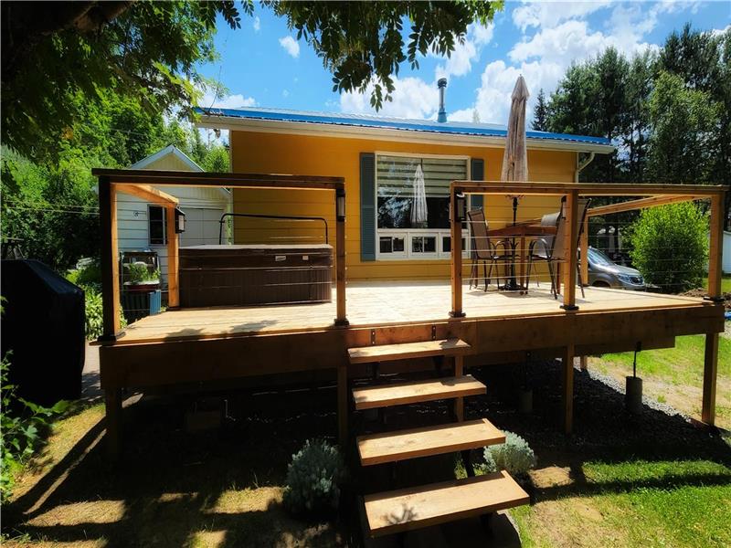 La Colombiana Cottage with Spa, Sauna and River Views
