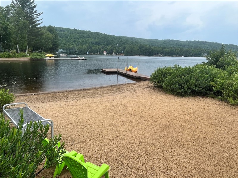 Au Buck du lac: Relaxation on the water's edge in summer and snowmobile paradise in winter!