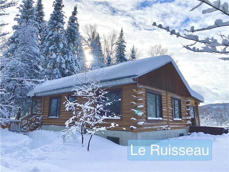 SAUF AU CHALET - LE RUISSEAU (SPA, CHUTES ET SENTIERS À 15 MINUTES DE MARCHE, 3 CHAMBRES FERMÉES)