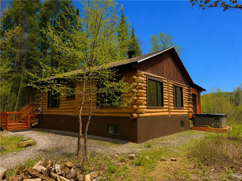 SAUF AU CHALET - LE RUISSEAU (SPA, CHUTES ET SENTIERS À 15 MINUTES DE MARCHE, 3 CHAMBRES FERMÉES)