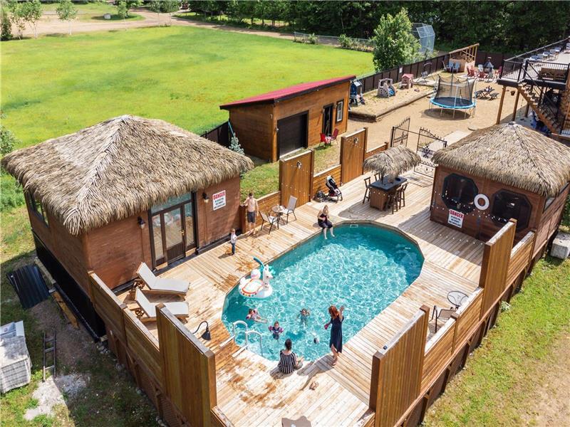 Big luxurious log cabin for 30 ppl with HEATED POOL, hot tub, volley +