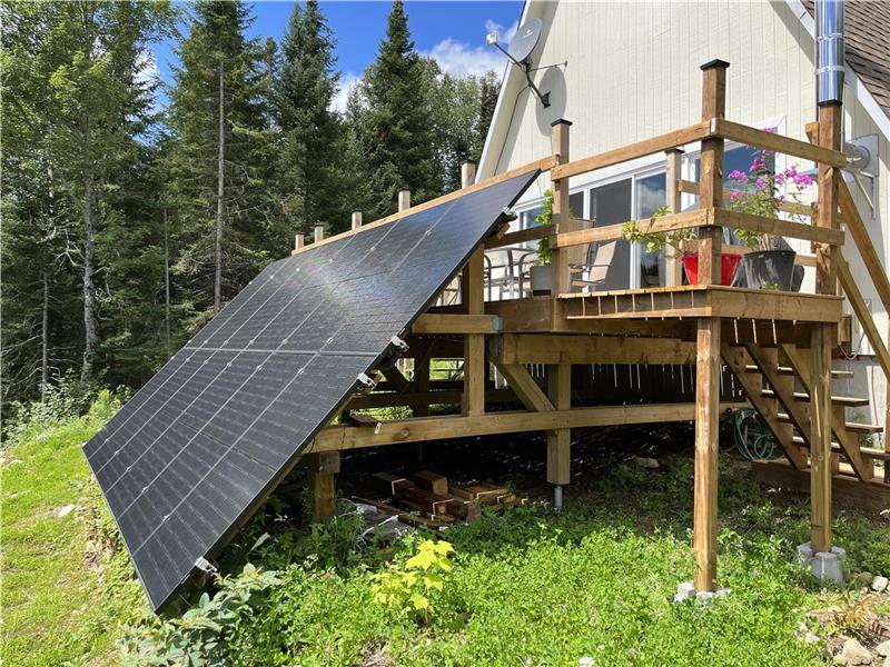 Enticing off-grid solar house, riverfront!