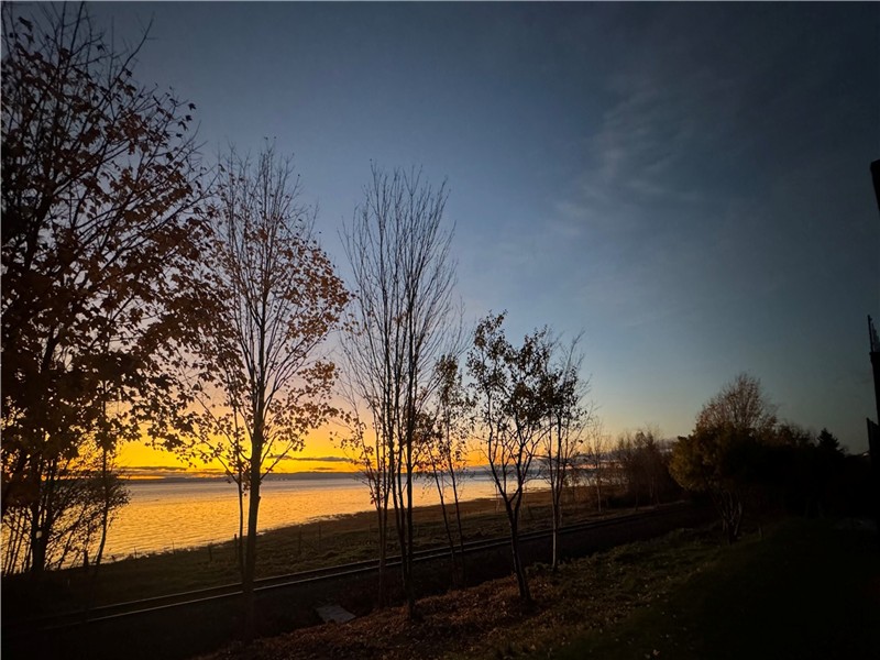 Spacious new condo with AC, heated pool and spa and direct view on St-Lawrence River and mountains