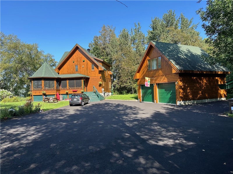 Maison toute meublée à louer sur le bord de l'eau à Grandes-Piles bordé par la rivière Saint-Maurice