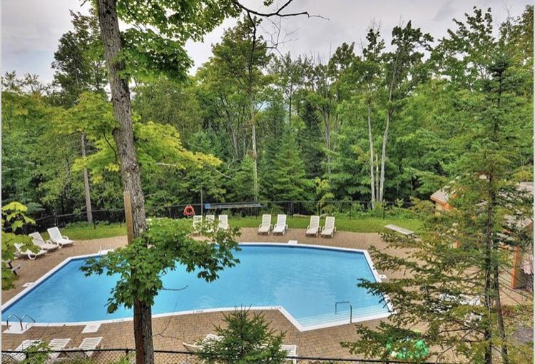 Condo rénové et meublé avec piscine Mont-Olympia