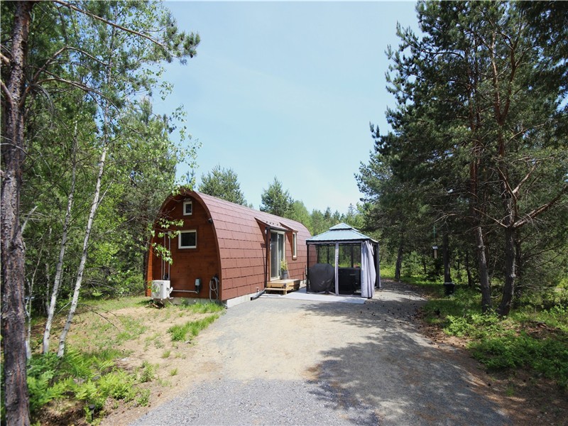 Chalet Boréal le Chinook un pod de style mini-maison au coeur de la nature, avec spa.