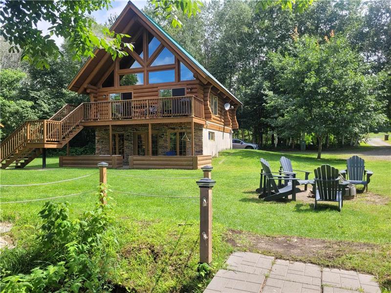 Le chalet le Mammouth est un superbe chalet en bois rond situé sur le bord de la rivière St-Maurice