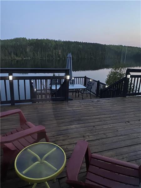 Chalet Bord de L'eau, situé au bord du lac des Français à Pabos Mills en Gaspesie.