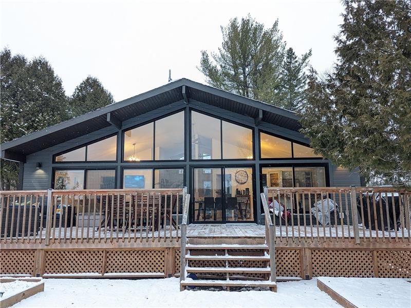 LAKE HOUSE CHALET - BRIGHT - PRIVATE - WATERFRONT - KAYAKS - HOT TUB - PADDLE BOARD- AC - POOL TABLE