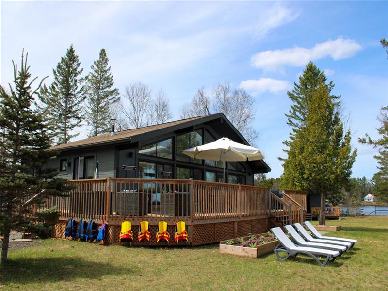 LAKE HOUSE CHALET - BRIGHT - PRIVATE - WATERFRONT - KAYAKS - HOT TUB - PADDLE BOARD- AC - POOL TABLE