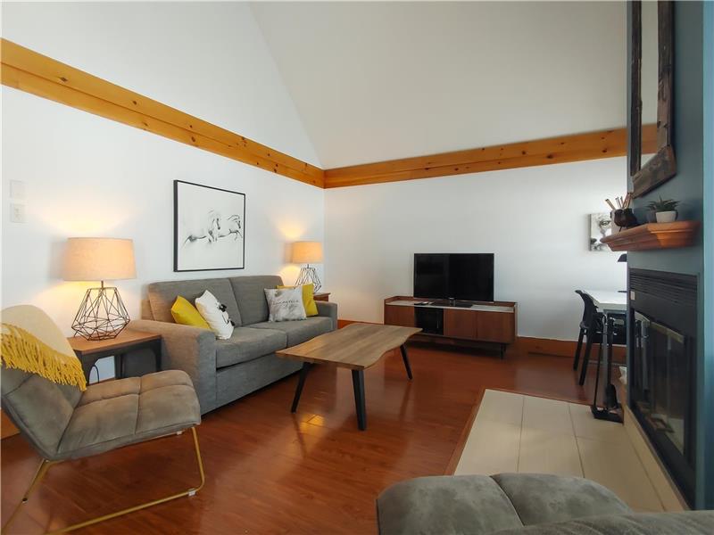 Évasion à 5 minutes du Mont Orford.  Chalet avec foyer, grande cuisine et 2 terrasses !