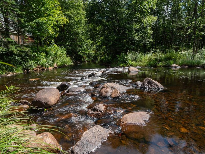Chalet La Brise de la Rivière : un chalet au bord de l'eau en pleine nature
