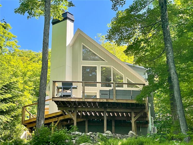 Mountainside chalet w/breathtaking views and Lake Access