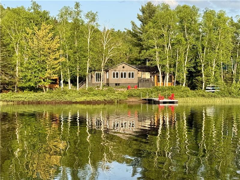 SAUF AU CHALET - LE HÉRON (BORD DE LAC, SPA, COUCHERS DE SOLEIL, KAYAKS-PADDLE, 4 CHAMBRES FERMÉES)
