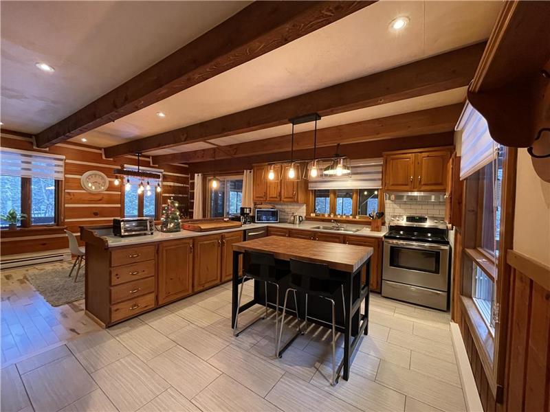 Chalet de l'Ancêtre : Canadian style log chalet with stove