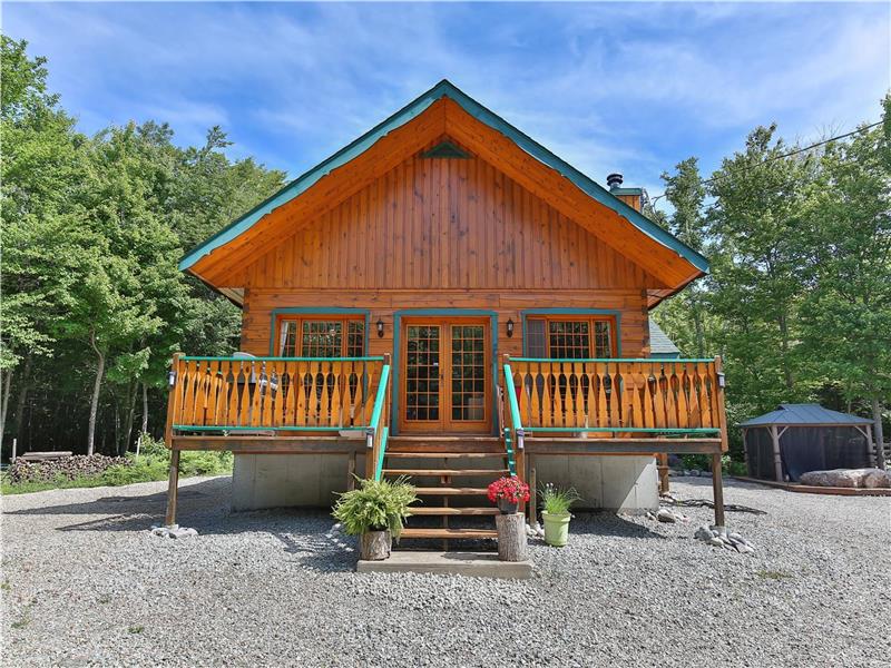 Chalet Le Crépuscule with SPA and 80 acres of forest!