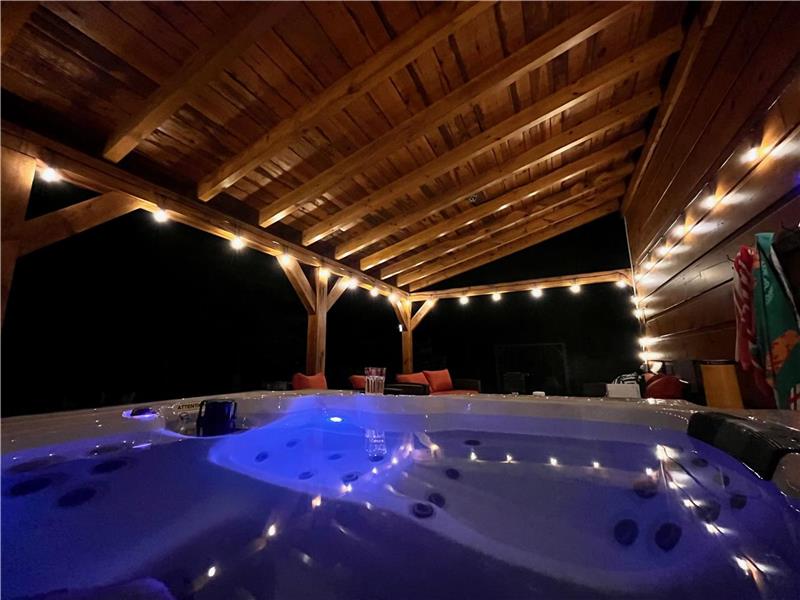 Chalet Le Crépuscule with SPA and 80 acres of forest!